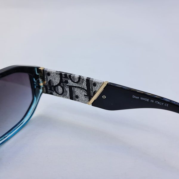 عکس از عینک آفتابی دیور مستطیلی شکل با فریم مشکی و آبی رنگ و لنز هایلایت مدل 2028