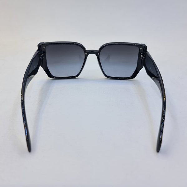 عکس از عینک آفتابی زنانه پرادا با فریم مشکی، دسته 3 بعدی و لنز هایلایت مدل 3765