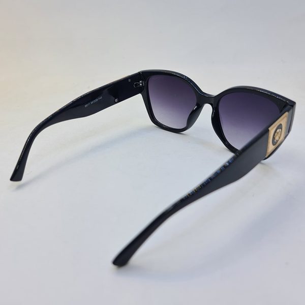 عکس از عینک آفتابی زنانه versace با فریم مشکی، گربه ای و لنز دودی مدل 8817
