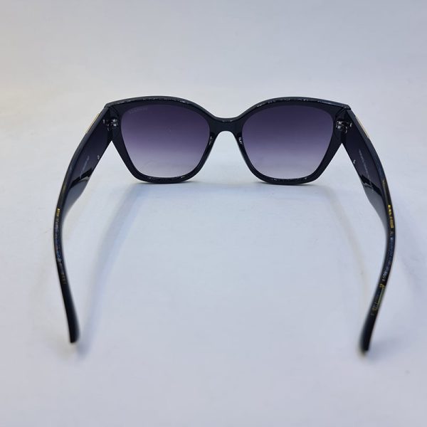 عکس از عینک آفتابی زنانه versace با فریم مشکی، گربه ای و لنز دودی مدل 8817