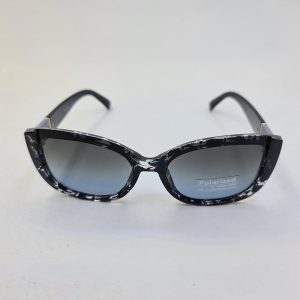 عکس از عینک آفتابی چریکی مشکی رنگ و پلاریزه با فریم گربه ای برند BURBERRY مدل P6814