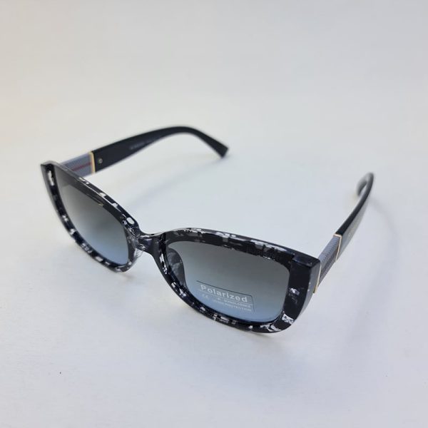 عکس از عینک آفتابی چریکی مشکی رنگ و پلاریزه با فریم گربه ای برند burberry مدل p6814