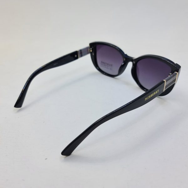عکس از عینک آفتابی پلار burberry با فریم مشکی و گربه ای و عدسی تیره مدل p6814