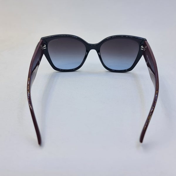 عکس از عینک آفتابی زنانه ورساچه با فریم مشکی، دسته زرشکی و چشم گربه ای مدل 8817
