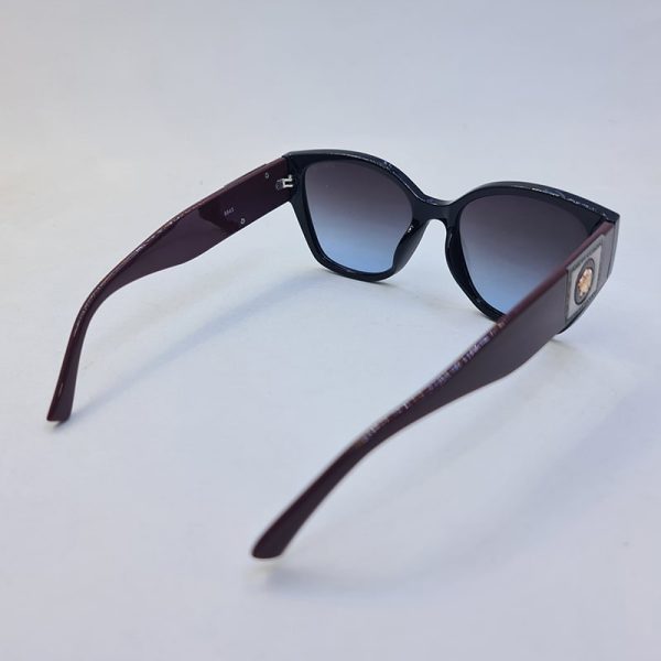 عکس از عینک آفتابی زنانه ورساچه با فریم مشکی، دسته زرشکی و چشم گربه ای مدل 8817