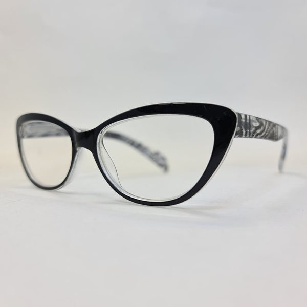 عکس از عینک مطالعه نمره +1. 75 با فریم مشکی، گربه ای شکل و دسته طرح دار مدل fb2006