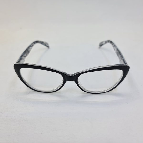 عکس از عینک مطالعه نمره +2. 00 با فریم مشکی، گربه ای شکل و دسته طرح دار مدل fb2006