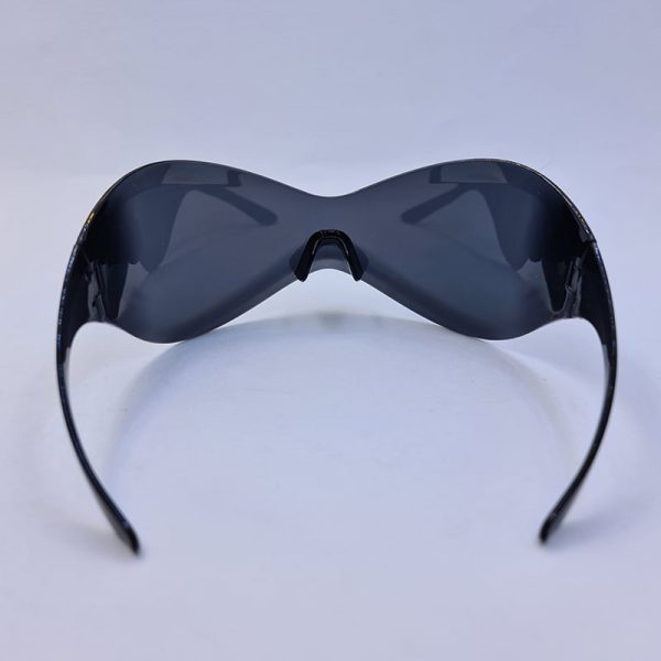 عکس از عینک آفتابی فشن فریملس با لنز دودی و طرح نقاب مدل ng