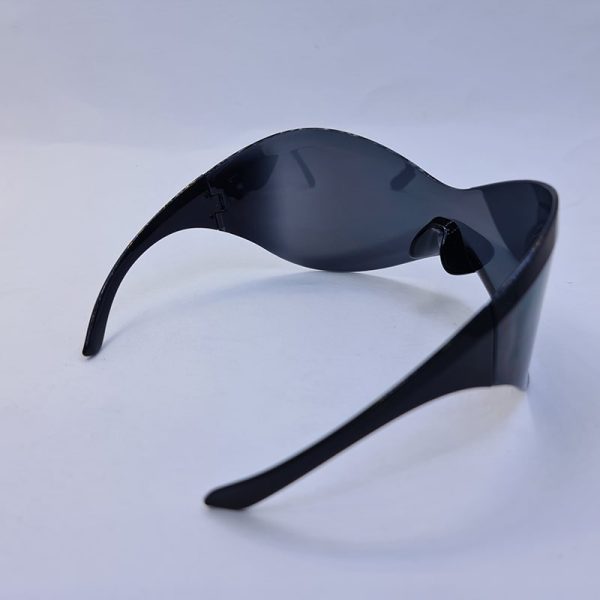 عکس از عینک آفتابی فشن فریملس با لنز دودی و طرح نقاب مدل ng