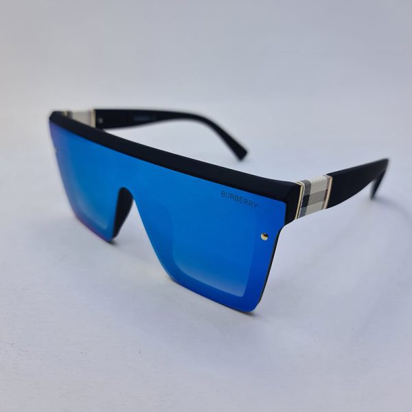 عکس از عینک آفتابی فشن با فریم مشکی مات، لنز آینه ای و یک تکه آبی رنگ مدل 9675