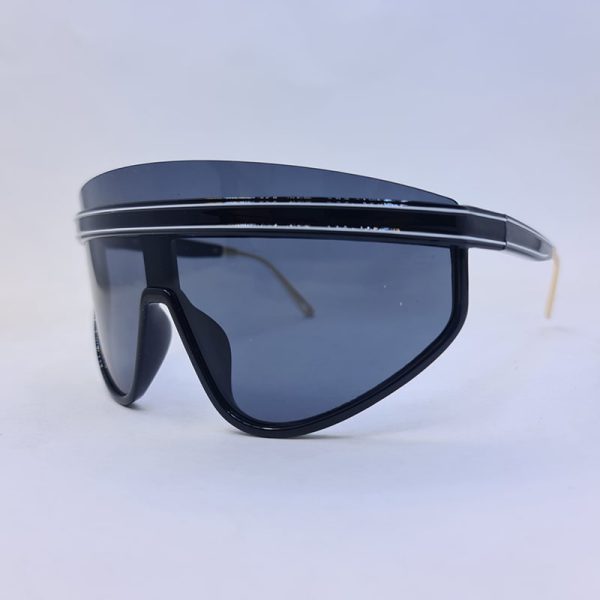 عکس از عینک آفتابی فانتزی با عدسی بزرگ، بیس دار و یکسره و فریم مشکی طرح نقاب مدل d23