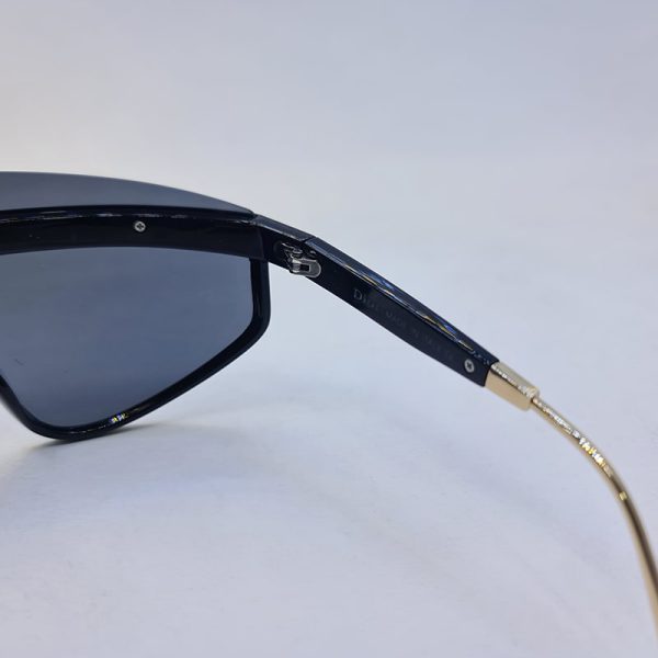 عکس از عینک آفتابی فانتزی با عدسی بزرگ، بیس دار و یکسره و فریم مشکی طرح نقاب مدل d23