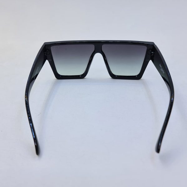 عکس از عینک آفتابی مردانه با فریم مشکی براق و عدسی یکسره و اسپورت مدل slm58