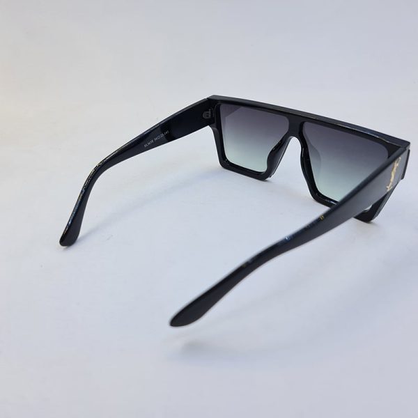 عکس از عینک آفتابی مردانه با فریم مشکی براق و عدسی یکسره و اسپورت مدل slm58