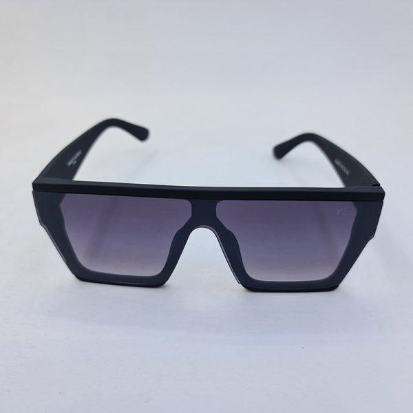 عکس از عینک آفتابی مردانه با فریم مشکی رنگ و عدسی یکسره و اسپورت مدل slm58