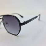 عکس از عینک آفتابی PRADA با فریم و دسته مشکی رنگ و عدسی هایلایت مدل 0548