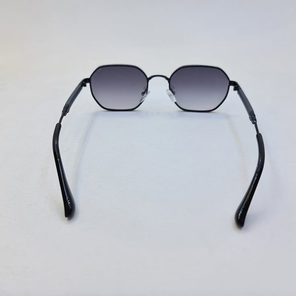 عکس از عینک آفتابی prada با فریم و دسته مشکی رنگ و عدسی هایلایت مدل 0548