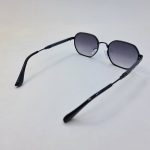 عکس از عینک آفتابی PRADA با فریم و دسته مشکی رنگ و عدسی هایلایت مدل 0548
