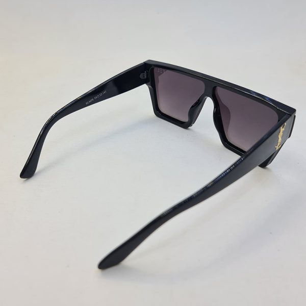 عکس از عینک آفتابی مردانه با فریم مشکی رنگ و عدسی آینه ای و نقره ای مدل slm58