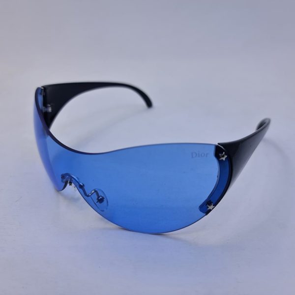 عکس از عینک آفتابی فشن dior با لنز یک تکه و آبی رنگ و دسته مشکی مدل 2se
