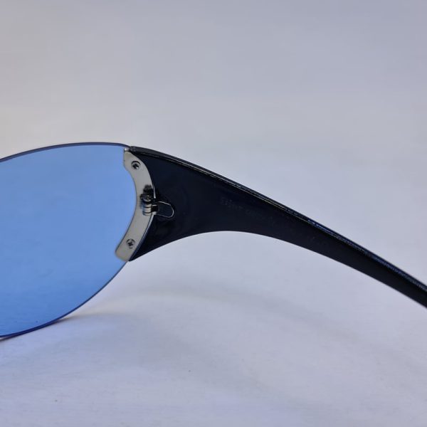 عکس از عینک آفتابی فشن dior با لنز یک تکه و آبی رنگ و دسته مشکی مدل 2se