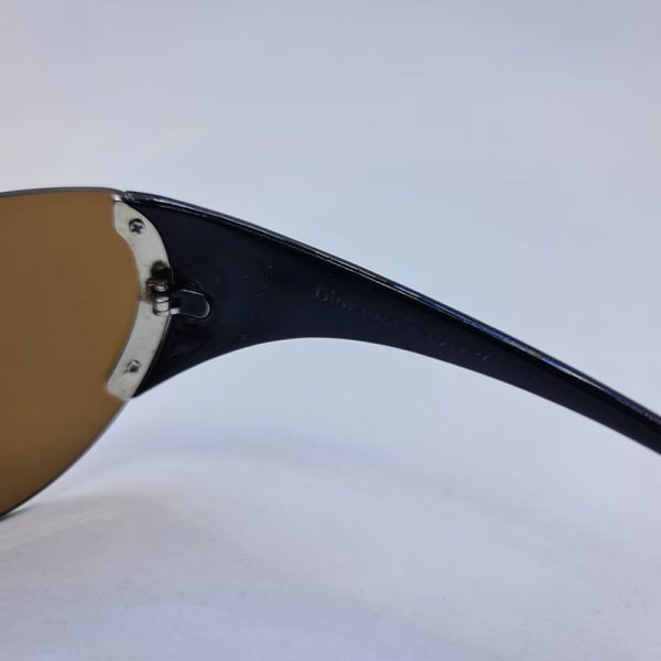 عکس از عینک آفتابی دیور فانتزی با لنز یک تکه و قهوه ای و دسته مشکی رنگ مدل 2se
