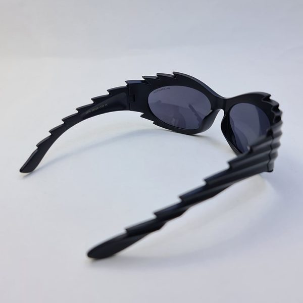 عکس از عینک آفتابی شانه ای بالنسیاگا با فریم مشکی مات، فانتزی و لنز تیره مدل sh1006