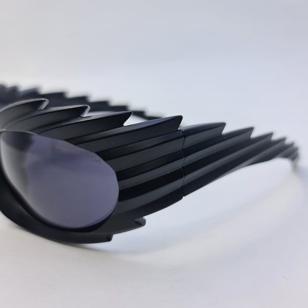 عکس از عینک آفتابی شانه ای بالنسیاگا با فریم مشکی مات، فانتزی و لنز تیره مدل sh1006