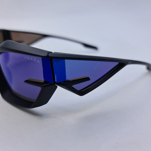 عکس از عینک آفتابی فانتزی پرادا با لنز آینه ای آبی رنگ و فریم مشکی مات مدل lh068