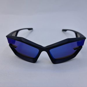 عکس از عینک آفتابی فانتزی پرادا با لنز آینه ای آبی رنگ و فریم مشکی مات مدل LH068