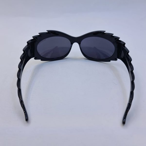عکس از عینک آفتابی شانه ای بالنسیاگا با فریم مشکی براق، فانتزی و لنز تیره مدل sh1006