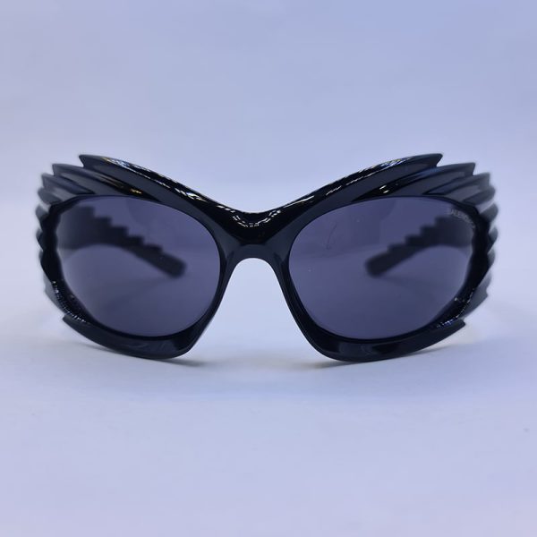 عکس از عینک آفتابی شانه ای بالنسیاگا با فریم مشکی براق، فانتزی و لنز تیره مدل sh1006