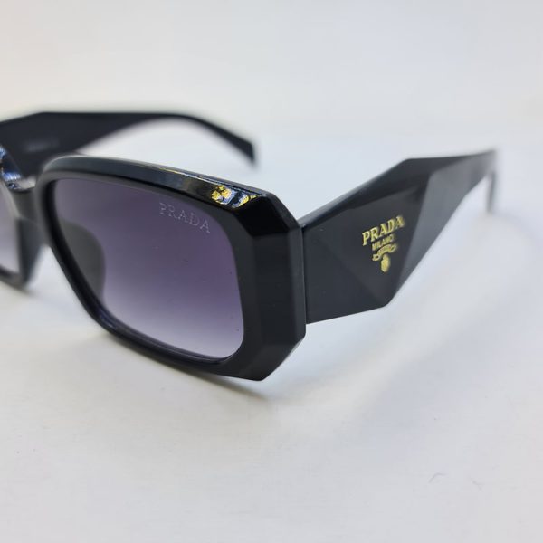 عکس از عینک آفتابی پرادا با دسته سه بعدی و فریم مستطیلی مشکی و لنز هایلایت مدل 3780