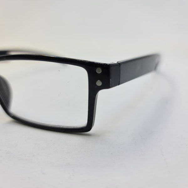 عکس از عینک طبی دور بین با نمره -1. 25 و فریم مستطیلی شکل و مشکی رنگ مدل 24