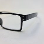 عکس از عینک طبی دور بین با نمره -1.50 و فریم مستطیلی شکل و مشکی رنگ مدل 24