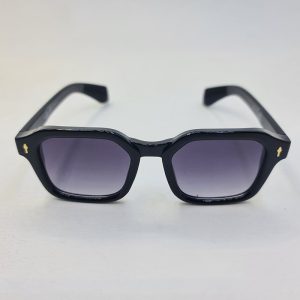 عکس از عینک آفتابی MOSCOT با فریم مربعی شکل و رنگ مشکی و عدسی دودی مدل 6029