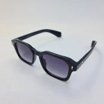 عکس از عینک آفتابی MOSCOT با فریم مربعی شکل و رنگ مشکی و عدسی دودی مدل 6029
