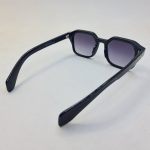 عکس از عینک آفتابی MOSCOT با فریم مربعی شکل و رنگ مشکی و عدسی دودی مدل 6029