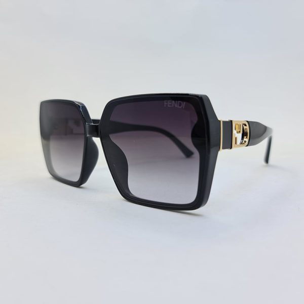 عکس از عینک آفتابی مربعی شکل fendi با فریم مشکی و لنز دودی سایه روشن مدل 6063
