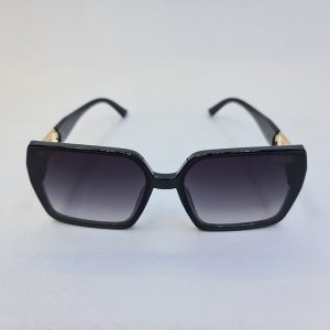 عکس از عینک آفتابی مربعی شکل Fendi با فریم مشکی و لنز دودی سایه روشن مدل 6063