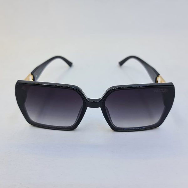 عکس از عینک آفتابی مربعی شکل fendi با فریم مشکی و لنز دودی سایه روشن مدل 6063