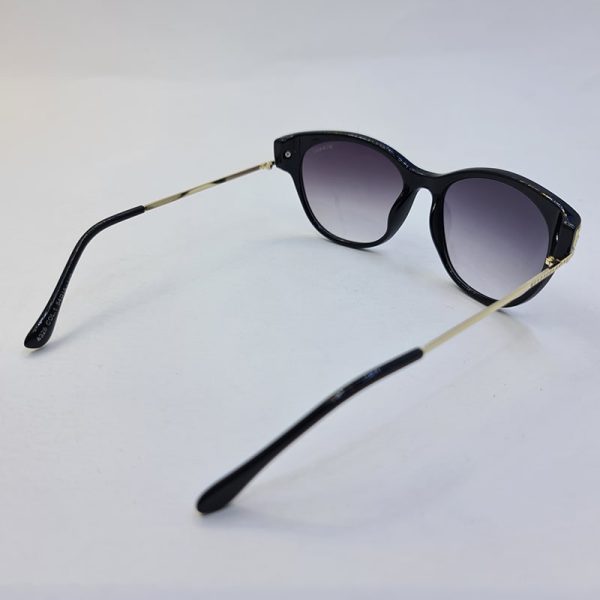 عکس از عینک آفتابی زنانه با فریم ویفرر مشکی رنگ، دسته طلایی و لنز هایلایت مدل 4326