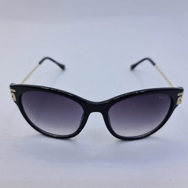 عکس از عینک آفتابی زنانه با فریم ویفرر مشکی رنگ، دسته طلایی و لنز هایلایت مدل 4326