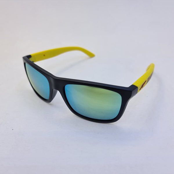 عکس از عینک آفتابی ساحلی با دسته زرد، فریم مشکی و عدسی آینه ای bad brains مدل bb611