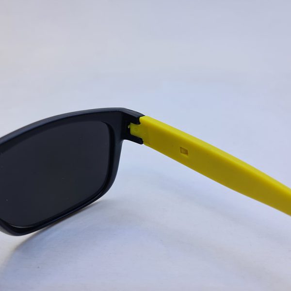 عکس از عینک آفتابی ساحلی با دسته زرد، فریم مشکی و عدسی آینه ای bad brains مدل bb611