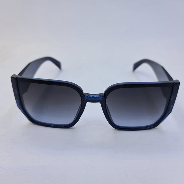 عکس از عینک آفتابی زنانه prada با فریم آبی رنگ، دسته سه بعدی و لنز دودی مدل 3765