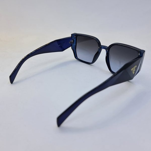 عکس از عینک آفتابی زنانه prada با فریم آبی رنگ، دسته سه بعدی و لنز دودی مدل 3765