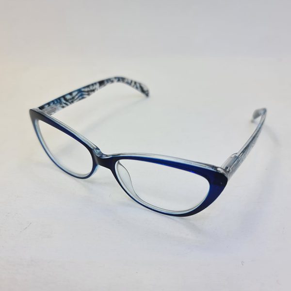 عکس از عینک مطالعه نمره +1. 25 با فریم آبی، گربه ای شکل و دسته طرح دار مدل fb2006