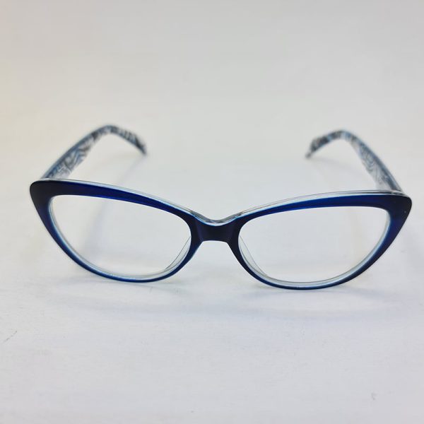 عکس از عینک مطالعه نمره +2. 50 با فریم آبی، گربه ای شکل و دسته طرح دار مدل fb2006