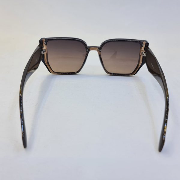 عکس از عینک آفتابی زنانه پرادا با فریم قهوه ای، دسته سه بعدی و لنز هایلایت مدل 3765